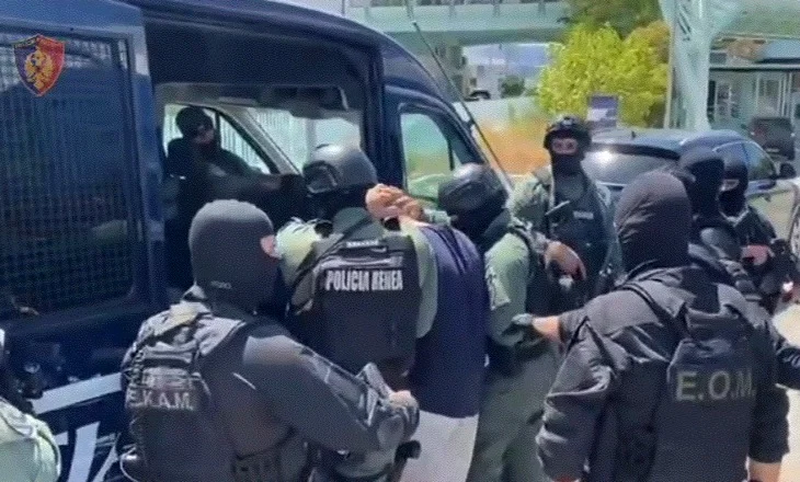 Kontrolle “blic” në Elbasan, shoqërohen ish-deputeti dhe miku i Shullazit. Sekuestrohen armë…