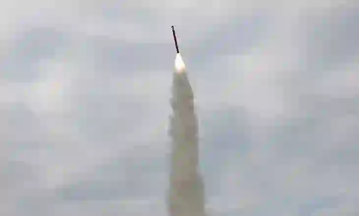 Koreja e Veriut krenohet me testin e raketës lundruese, ndërsa Trump viziton Korenë e Jugut