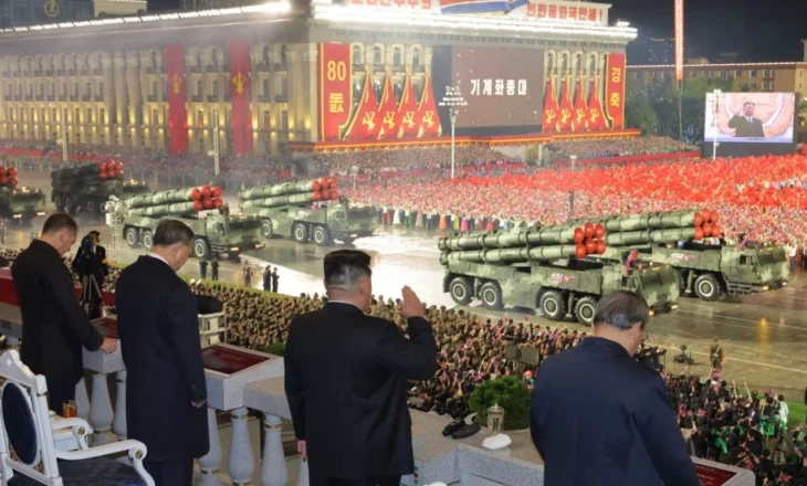 Koreja e Veriut mban paradë ushtarake, shfaq raketën e re ndërkontinentale