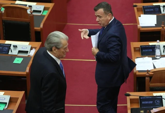 Kosova ‘ndez’ Kuvendin, Balla-Berishës: Je dhëndër i mirë i Beogradit! Serbët thërrasin emrin tënd në stadium