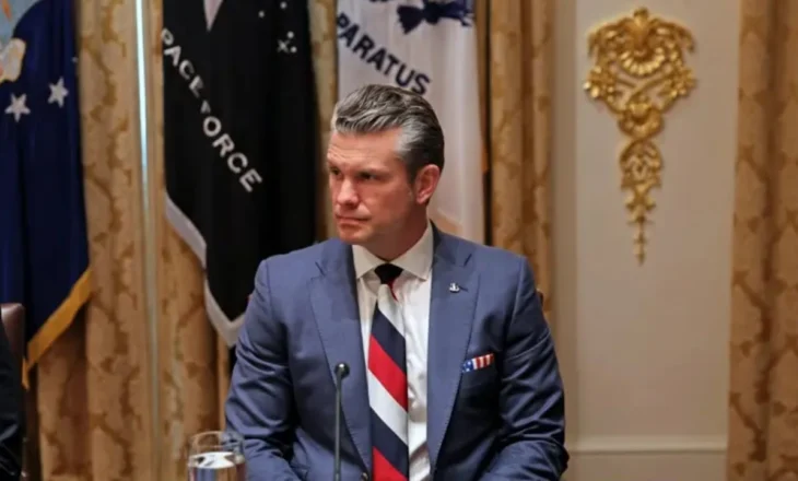 “Kremlini feston, amerikanët ngrenë vetullat”/ Sekretari i Mbrojtjes vendos kravatën me ngjyrat e flamurit rus gjatë takimit me Zelenskyn