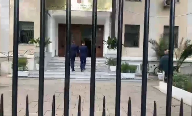 Kreu i policisë së Shtetit dhe i Tiranës mbërrijnë në Gjykatën e Apelit, mbledhje për kushtet e sigurisë