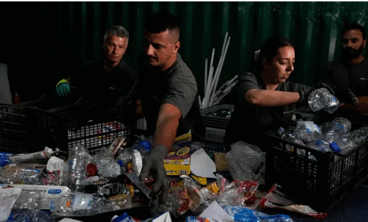 Kriza e mbeturinave në Athinë: Greqia ende ‘varros’ 79% të mbeturinave, pavarësisht miliardave në infrastrukturë riciklimi