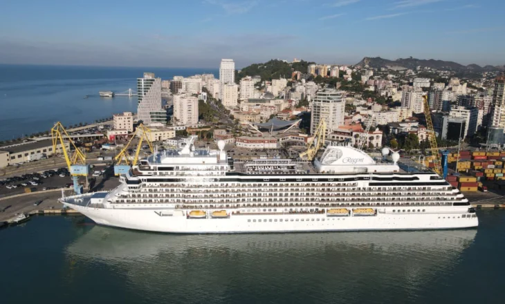 Kroçera luksoze “Seven Seas Grandeur” ndalon në Durrës me 728 vizitorë në bord