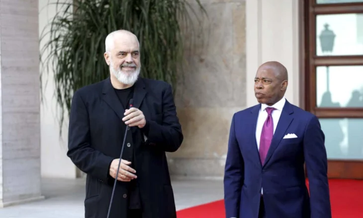 Kryebashkiaku i New Yorkut i dyshuar për korrupsion vizitë kryeministrit që korruptoi drejtorin e FBI, Edi Rama “çan”..