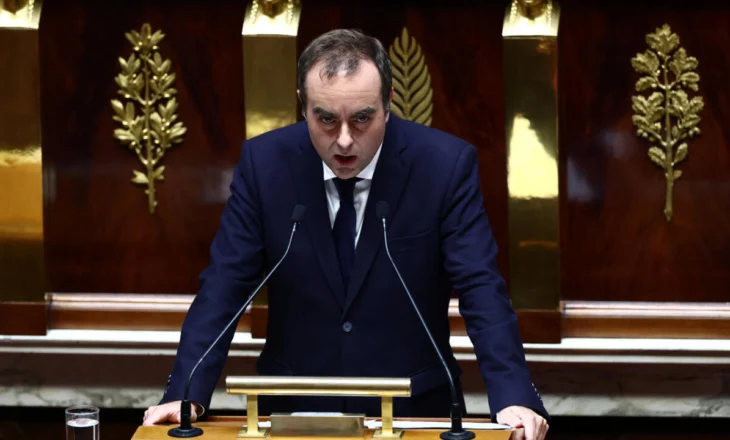 Kryeministri i Francës i mbijeton dy mocioneve të mosbesimit, Le Pen shpall “krizë politikanësh”