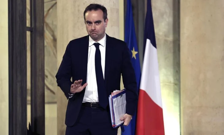Kryeministri i Francës jep dorëheqjen pas 27 ditësh në detyrë, vendi sërish në krizë politike
