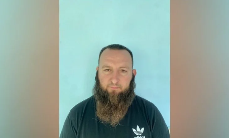 Ktheu banesën e pabanuar në bazë kriminale, sekuestrohen 13 armë zjarri, arrestohet 38-vjeçari (EMRI-FOTO)