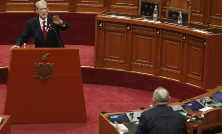 “Ku e ke çantën lujvuton”/ Berisha shkrin gazit deputetët socialistë, Manja heq xhaketën: Të sfidoj Sali, copa jote kushton 2 mijë euro pa hak pune