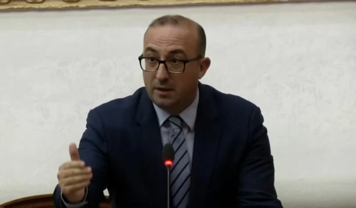 “Ku e keni?”/ Korreshi ironizon mungesën e Ramës në Kuvend: Mos ka nisur punë të dytë ‘infermier’ si Bajromi