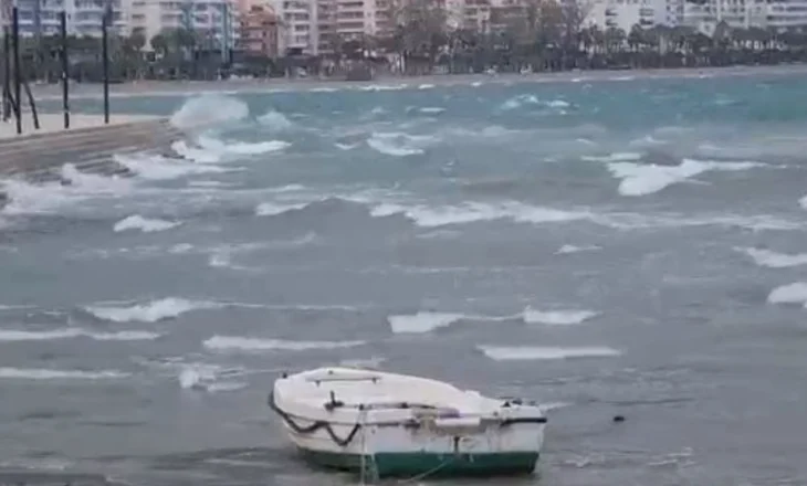 Kushtet atmosferike të pafavorshme, pezullohet lundrimi në Vlorë