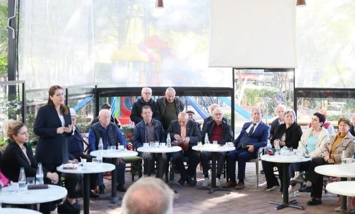 Kushtetuesja “ngriu” dekretin për zgjedhjet në Tiranë, Manastirliu vazhdon fushatën! Takohet me banorët e..