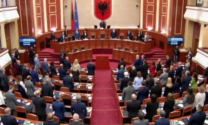 Kuvendi mban një minutë heshtje për Astrit Kalanë, deputetët nderojnë gjyqtarin e vrarë në detyrë