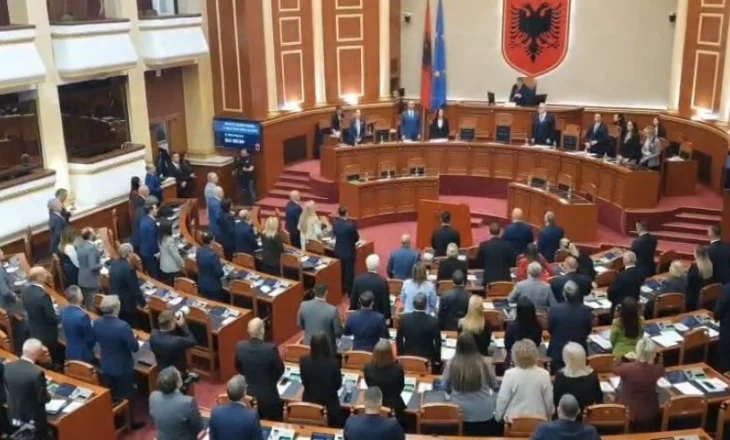Kuvendi nis seancën me një minutë heshtje për gjyqtarin Kalaja/ Pas përplasjes PS-PD, vendoset 2.5 orë debat për çdo raport