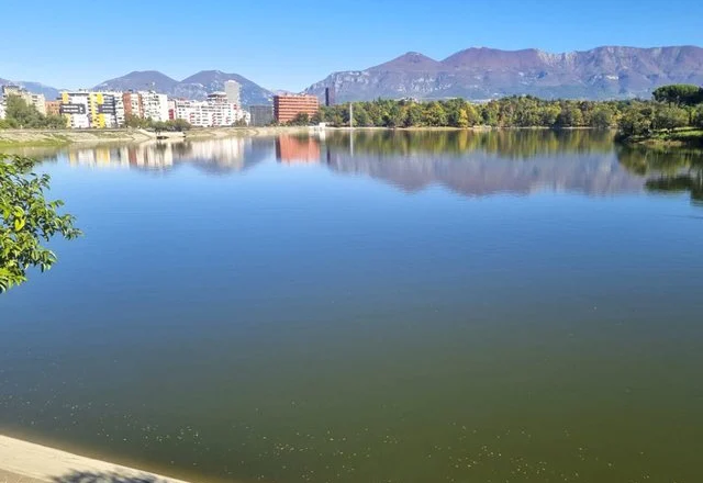 Liqeni Artificial i “sëmurë”, ndotje nga tetë drejtime