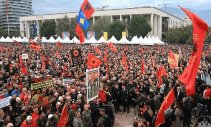 “Liria ka emër”, Begaj mbështet protestën në Tiranë: UÇK-ja është themeli i lirisë së Kosovës