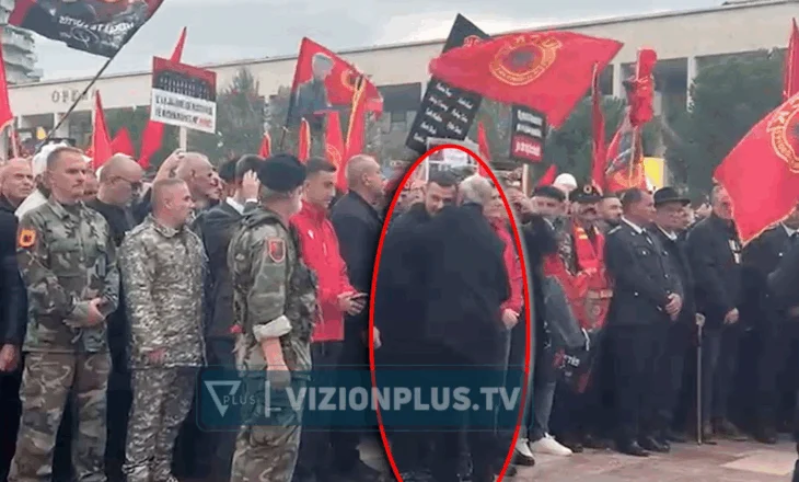 “Liria ka emër”, djali i Hashim Thaçit i bashkohet protestës në sheshin “Skënderbej”