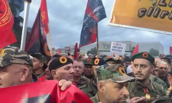 “Liria ka emër”/ Nis në sheshin “Skënderbej” protesta në mbështetje të ish-udhëheqësve të UÇK-së
