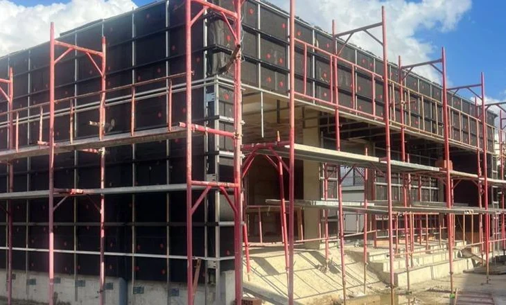 Lirimi i hapësirave publike/ Bashkia Tiranë bllokon një tjetër ndërtim pa leje në Farkë