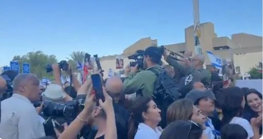 Lirimi i pengjeve nga Hamasi/ ‘Mirë se vini në shtëpi’, mesazhi nga kompanitë e telefonisë celulare në Izrael