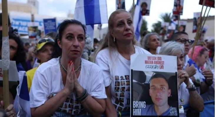 Lirohen pengjet e Hamasit, shtatë të parët janë në duart e ushtrisë izraelite