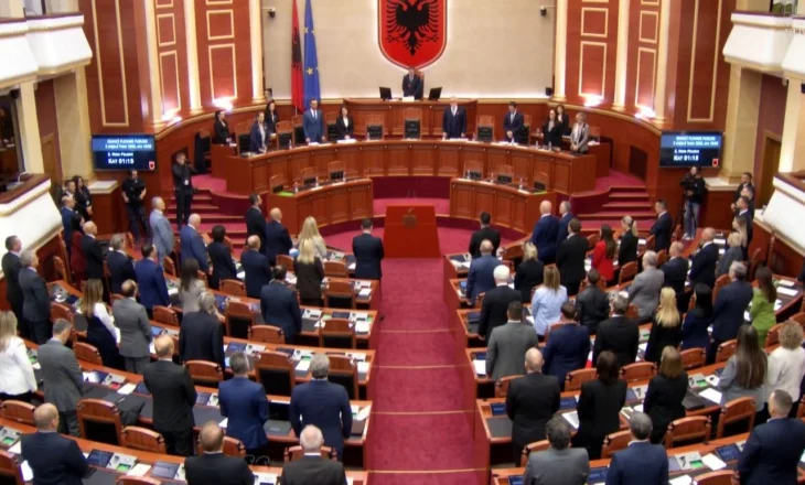 LIVE! Kuvendi nis me 1 minutë heshtje për gjyqtarin Kalaja! Peleshi: Do rishikojmë materialin për Enver Hoxhën
