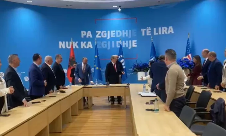 Lule dhe ëmbëlsira/ Kreu i PD surprizohet nga demokratët, si e festoi 81-vjetorin Sali Berisha në mbledhjen e grupit