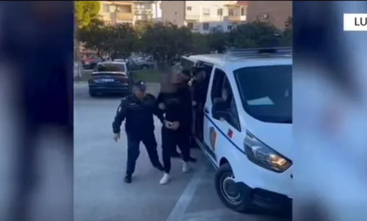 Lushnjë, goditën me grushte dhe sende të forta 1 shtetas, vihen në pranga 2 kushërinjtë
