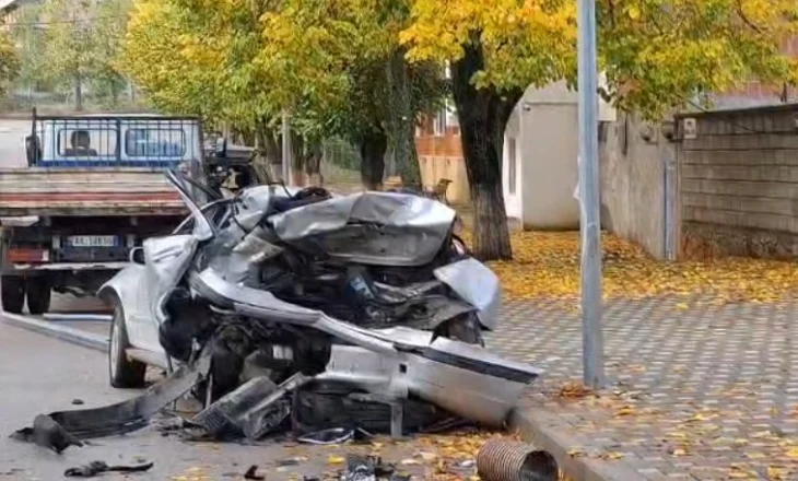 Makina e shkatërruar plotësisht anës rrugës, aksident pranë ish-Turizmit në Kukës, arratiset autori