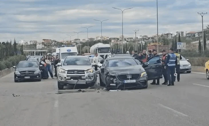 Makina të shkatërruara dhe trafik, çfarë shkaktoi i riu që i iku policisë në Tiranë