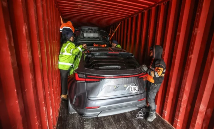 Makinat luksoze vidheshin “me stil” në Angli dhe dërgoheshin në Dubai, zbulohet skema që përdornin bandat kriminale