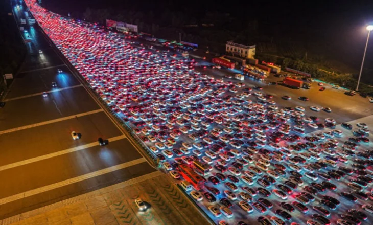 Makinat në trafik deri në 24 orë! Bllokimi më i madh i të gjitha kohërave, imazhe të pabesueshme (VIDEO)