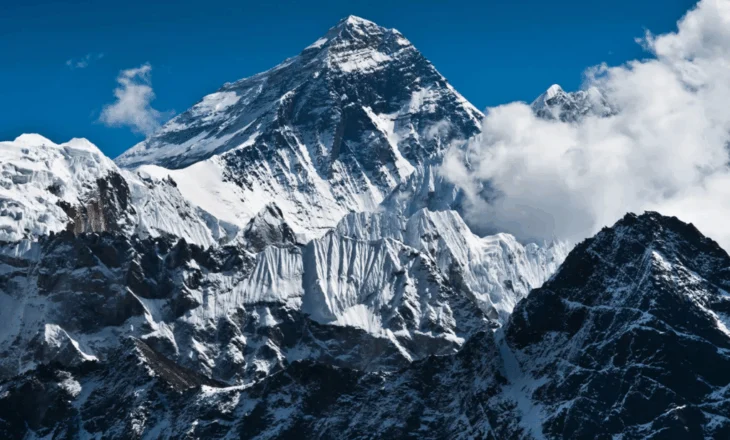 Makth mbi 4,900 metra, alpinistët luftojnë për jetën në Everest