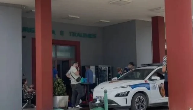 Mbërrin në Tiranë vogëlushja nga tragjedia e Maliqit, me djegie të rënda në trup, në gjendje kritike për jetën