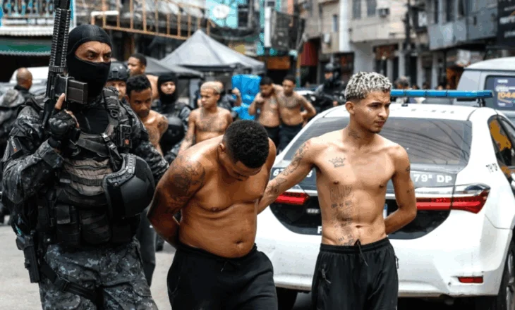 Mbi 2500 policë mësyjnë favelat e Rios, 64 të vdekur nga operacioni kundër bandave në Brazil