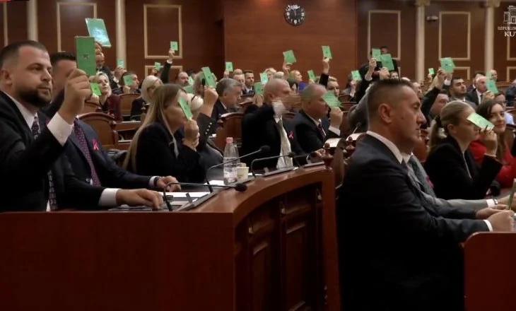 Mbyllet seanca parlamentare/ Mazhoranca voton 4 rezolutat e ditës, opozita protestë në sallë