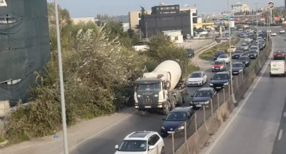 Mbyllja e aksit Tiranë–Durrës, policia apel qytetarëve: Përdorni rrugët alternative për të shmangur vonesat