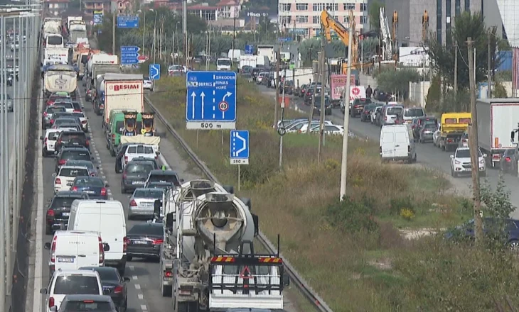 Mbyllja e autostradës Tiranë-Durrës/ “Paralizohen” rrugët e kryeqytetit, reagon policia