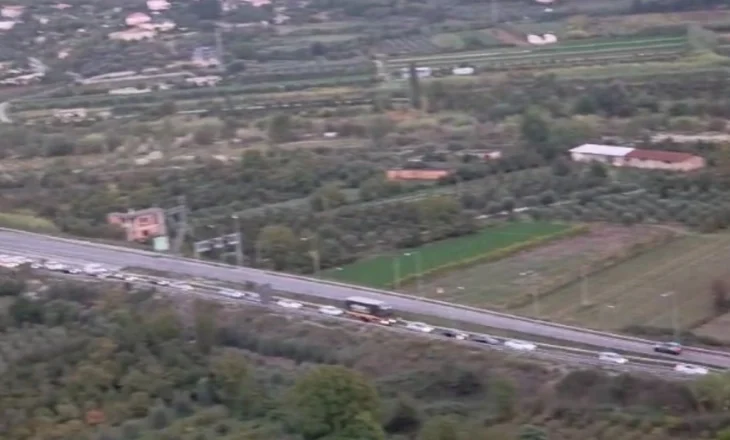 Mbyllja e autostradës Vorë-Durrës shton trafikun edhe për në Elbasan, policia: Kërkojmë mirëkuptimin e qytetarëve
