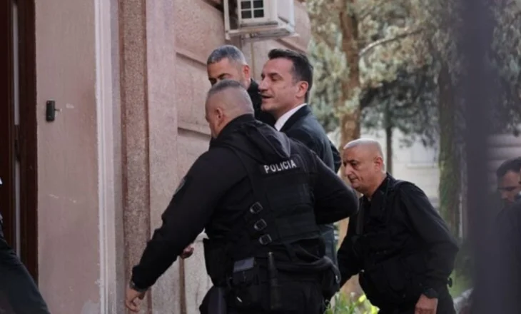 Me kostum dhe pranga në duar, Erion Veliaj mbërrin në Gjykatën Kushtetuese: A e ka shkelur Edi Rama…