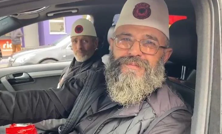 Me qeleshe dhe simbolin e UÇK edhe Tetova drejt Tiranës: Presim ish-krerët të lirohen (VIDEO)