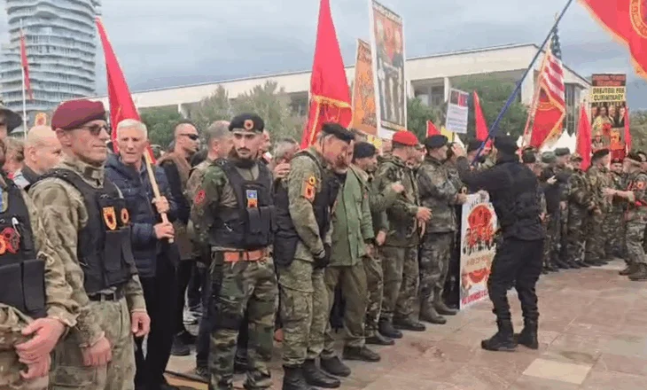 Me uniformë e flamuj në duar/ Veteranët e UÇK-së rreshtohen para memorialit, nderojnë Skënderbeun