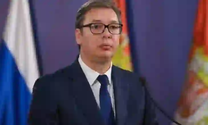 ‘Merr para nga BE, urdhra nga Rusia’/ Guardian: Qeveria serbe dhe Vuçiç po rrëzohen nga pushteti