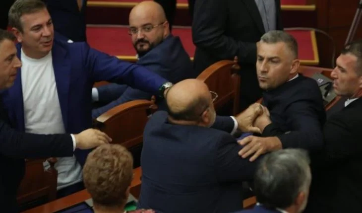 Merret peng një person në Devoll, shoqërohen tre persona! S’mund të mungonte edhe vëllai i deputetit të Berishës