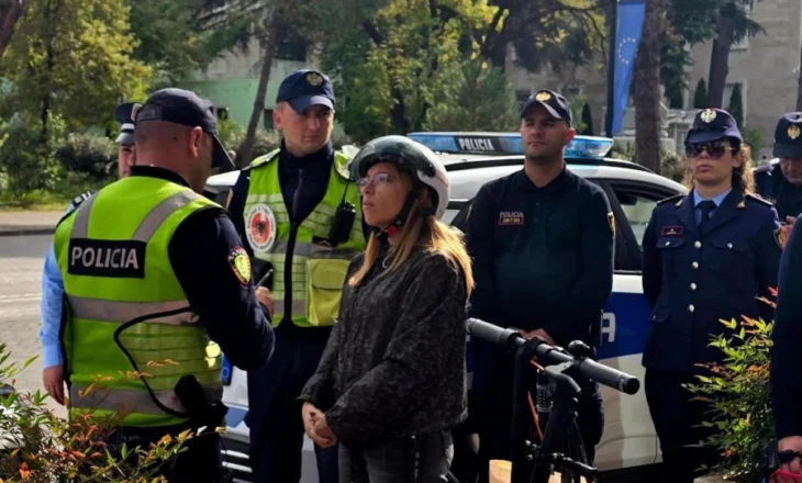 Mësuesja po shkonte në punë me monopatinë, gazetari poston foton ku dhjetëra policë i bëjnë pritë ‘krimineles’