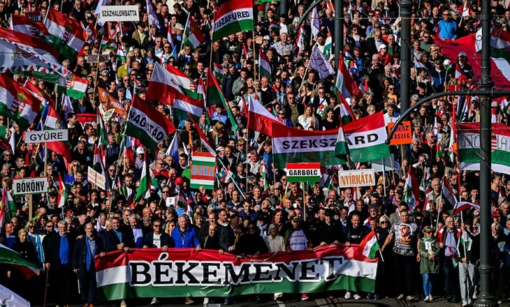 Mijëra hungarezë në rrugët e Budapestit, Orban: Nuk duam të vdesim për Ukrainën!