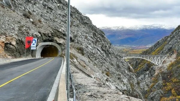 Miliona euro investim/ Rruga e Arbrit vazhdon të shembet, rrëshqitje dhe ulje në segmentin pranë tunelit të Murrizit