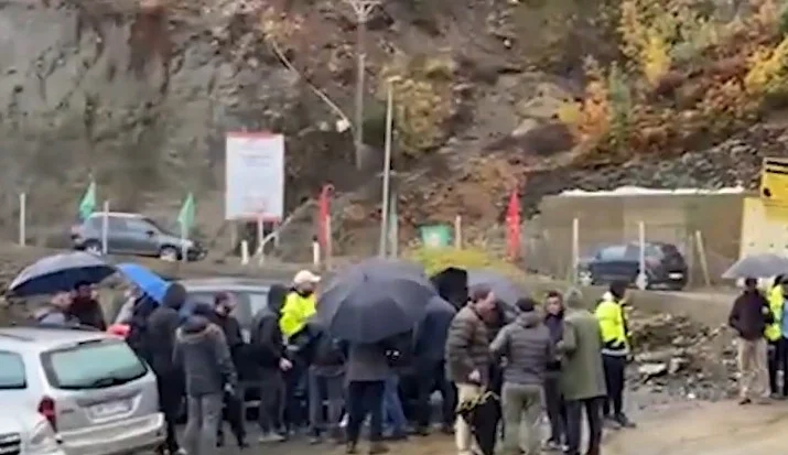 Minatorët e Spaçit prej 17 ditësh në protestë, ende asnjë reagim nga kompania