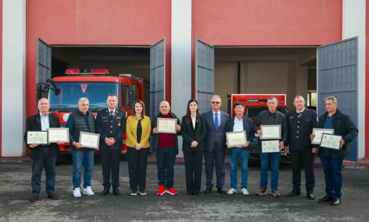 Ministrja Koçiu me zjarrfikësit në Durrës: Do punojmë që sytë të drejtohen nga ju, jo vetëm në emergjencë