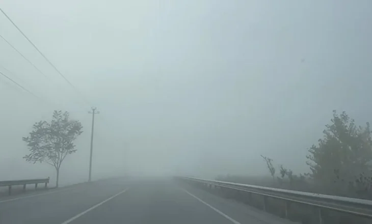 Mjegulla pushton aksin Korçë-Maliq, policia apel drejtuesve të mjeteve